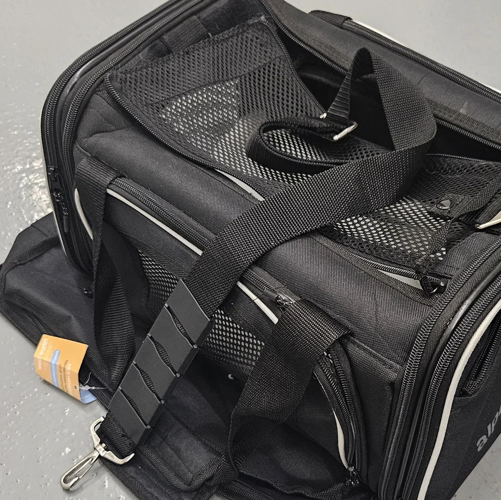 Alpha Paw Small Pet Carrier Expandable Int 16.5 X 9.75 X 7.5 Airline Approved
